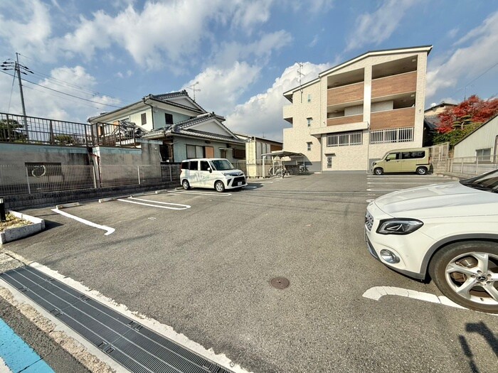 物件外観写真5　(駐車場)