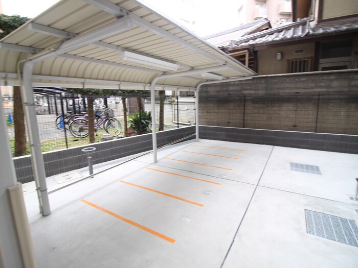 物件外観写真6　(バイク置き場)