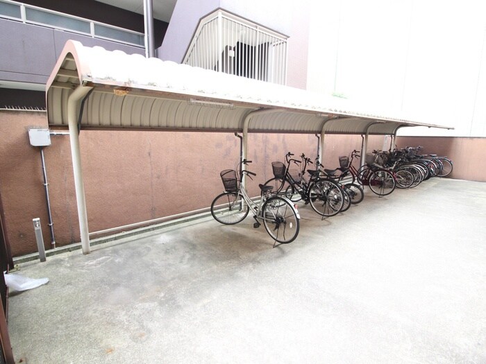 物件外観写真4　(駐輪場)