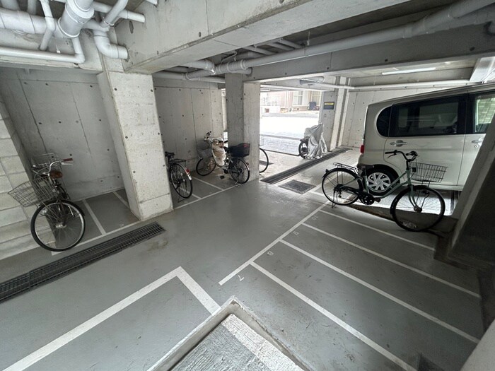 物件外観写真4　(駐輪場)