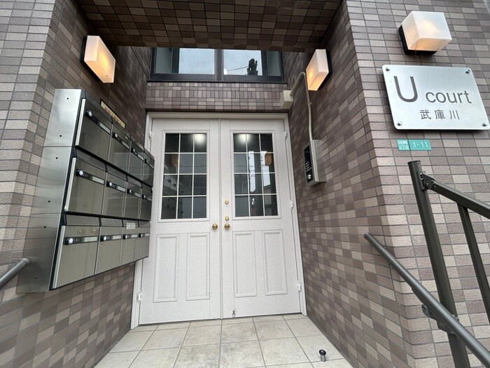 物件外観写真6　(エントランス部分)