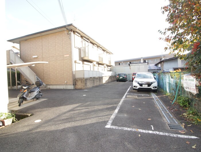 物件外観写真4　(駐車場)