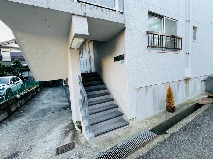 物件外観写真3　(エントランス部分)