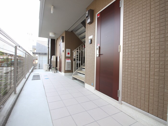 物件外観写真4　(エントランス部分)