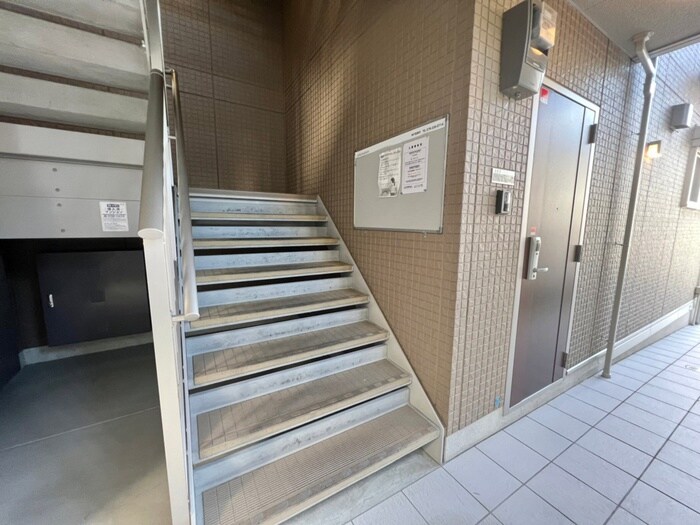 物件外観写真6　(エントランス部分)