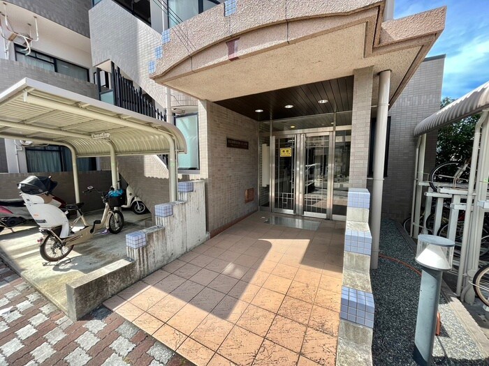 物件外観写真3　(エントランス部分)