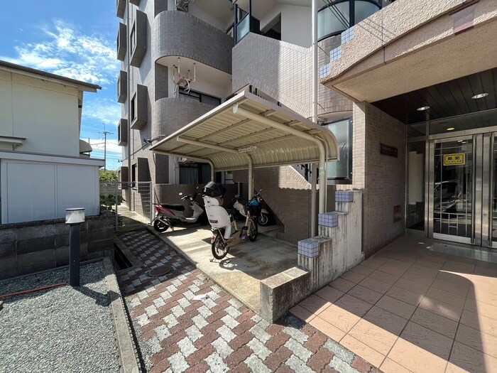 物件外観写真4　(バイク置き場)