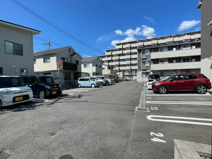 物件外観写真3　(駐車場)