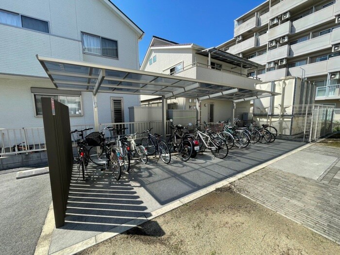 物件外観写真4　(駐輪場)