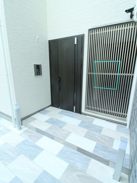 物件外観写真3　(エントランス部分)