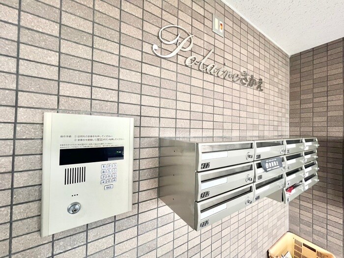 物件外観写真2　(エントランス部分)