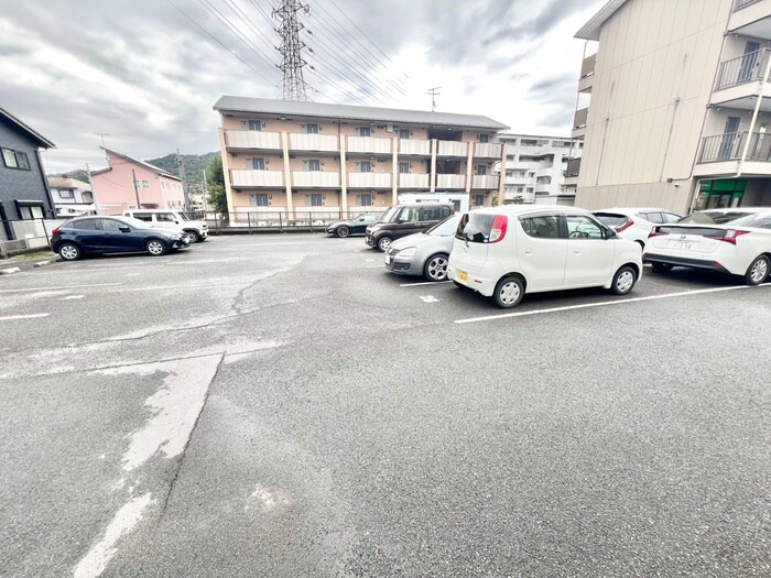 物件外観写真5　(駐車場)