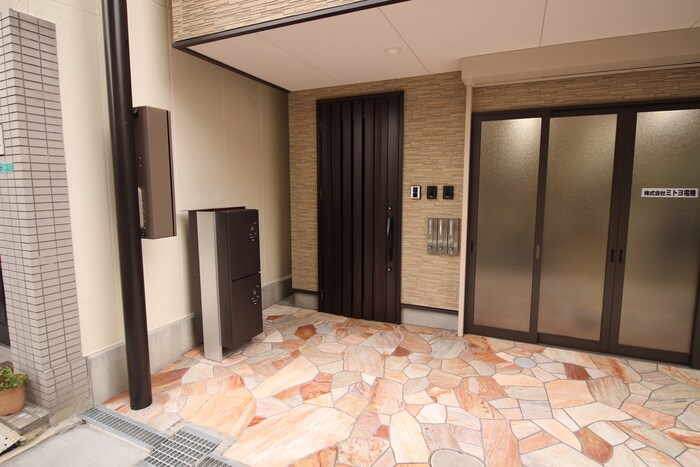 物件外観写真2　(エントランス部分)