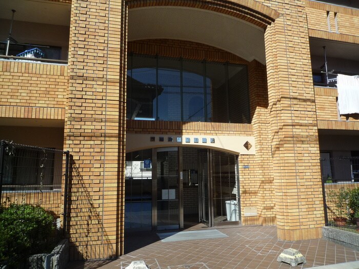 物件外観写真2　(エントランス部分)