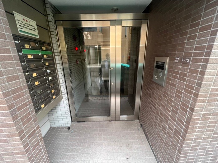 物件外観写真2　(エントランス部分)