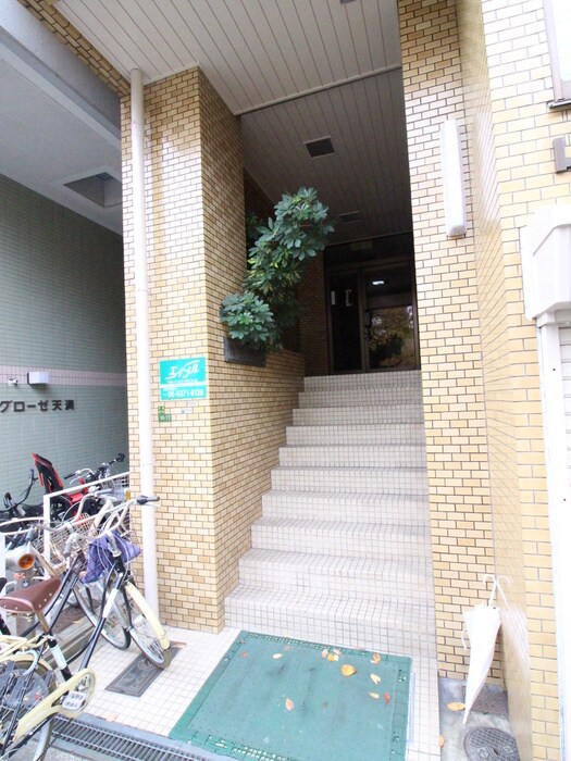 物件外観写真3　(エントランス部分)