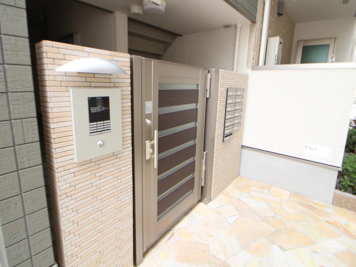 物件外観写真5　(エントランス部分)