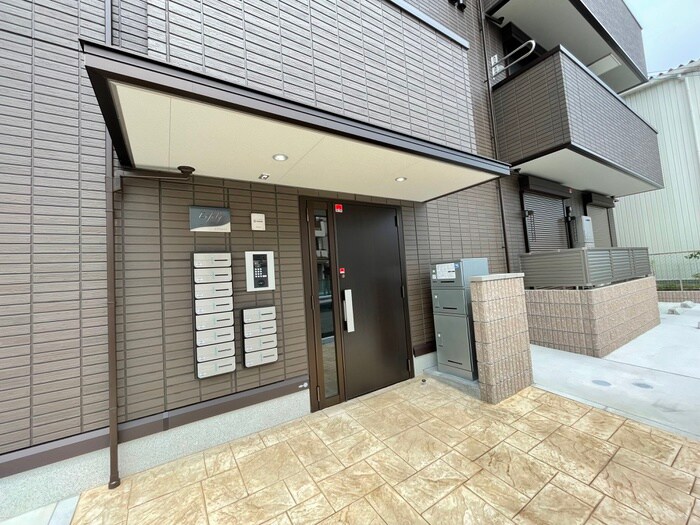 物件外観写真3　(エントランス部分)