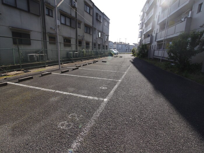 物件外観写真5　(駐車場)