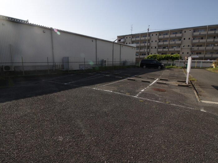 物件外観写真5　(駐車場)