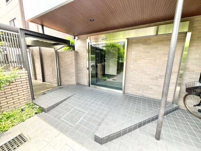 物件外観写真3　(エントランス部分)