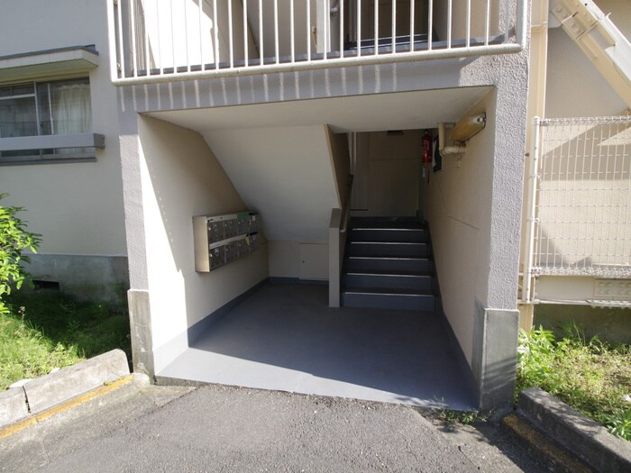 物件外観写真3　(エントランス部分)