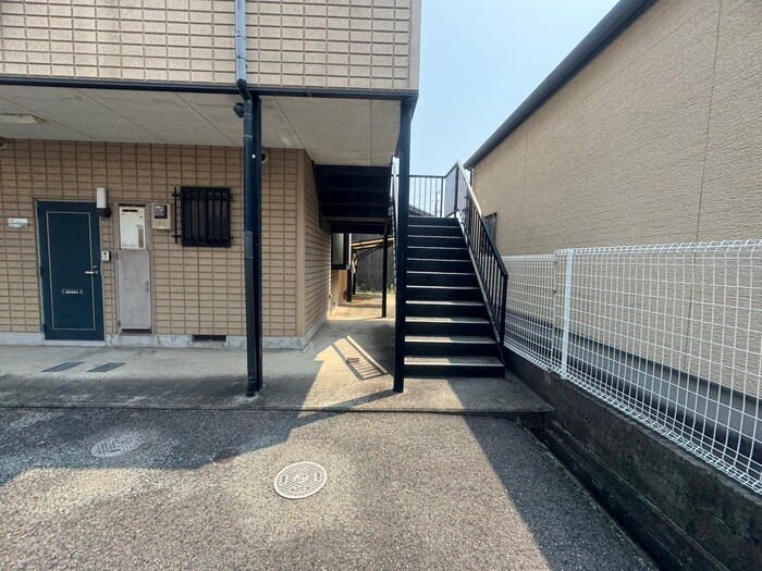 物件外観写真4　(エントランス部分)