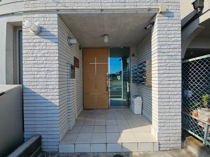 物件外観写真2　(エントランス部分)