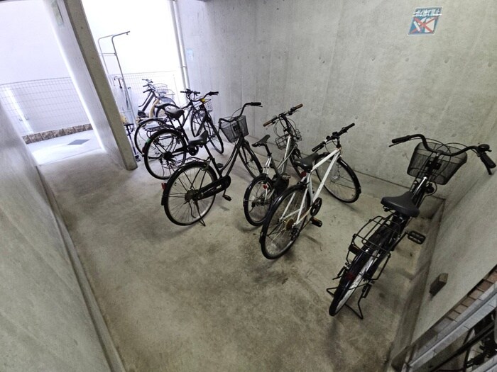 物件外観写真5　(駐輪場)