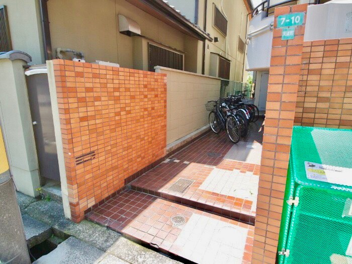 物件外観写真6　(エントランス部分)