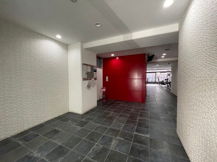 物件外観写真2　(エントランス部分)