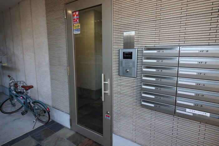 物件外観写真3　(エントランス部分)