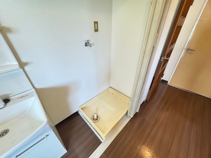 物件内観写真12　(洗濯機置場)