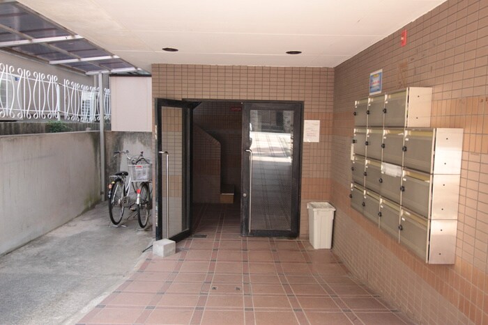 物件外観写真2　(エントランス部分)