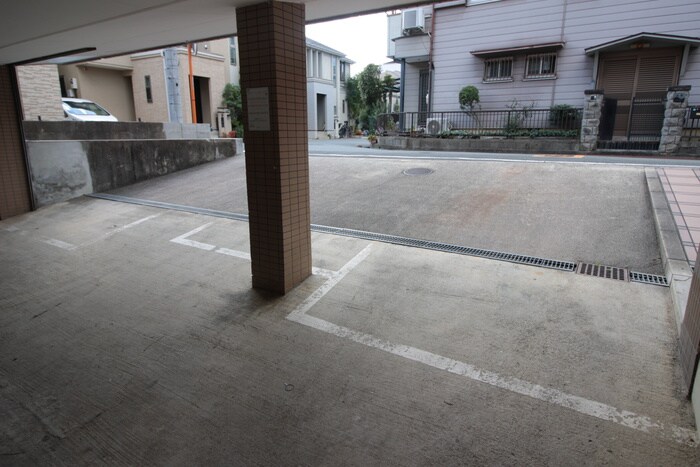 物件外観写真6　(駐車場)
