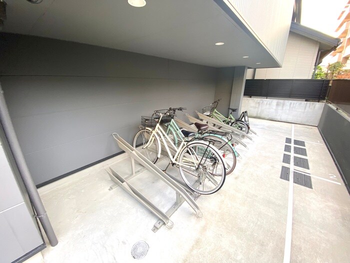 物件外観写真4　(駐輪場)