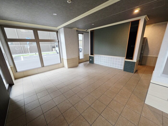 物件外観写真4　(エントランス部分)