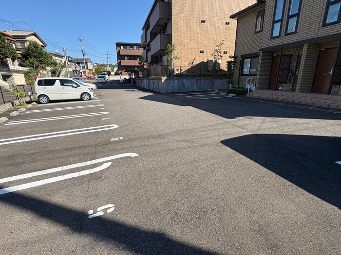 物件外観写真2　(駐車場)
