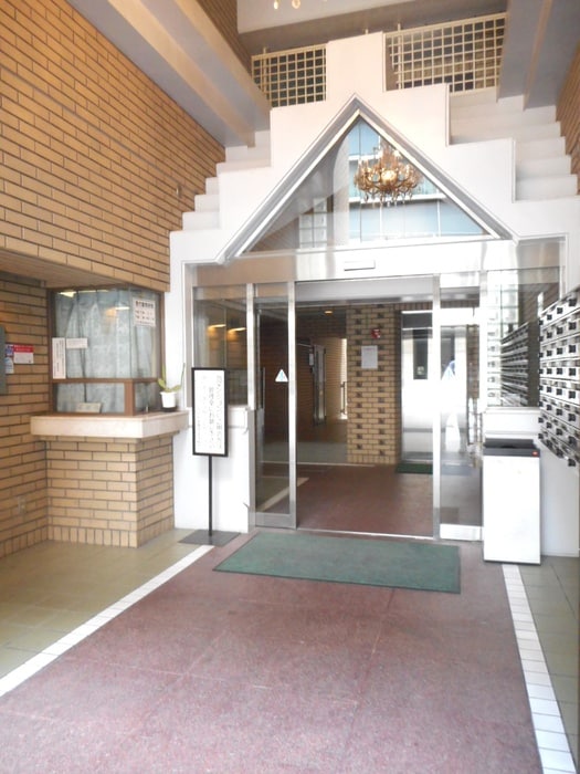 物件外観写真3　(エントランス部分)