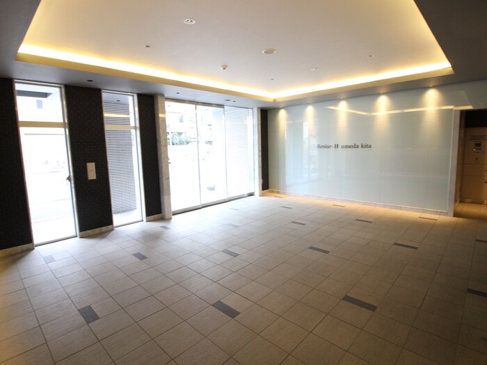 物件外観写真4　(エントランス部分)