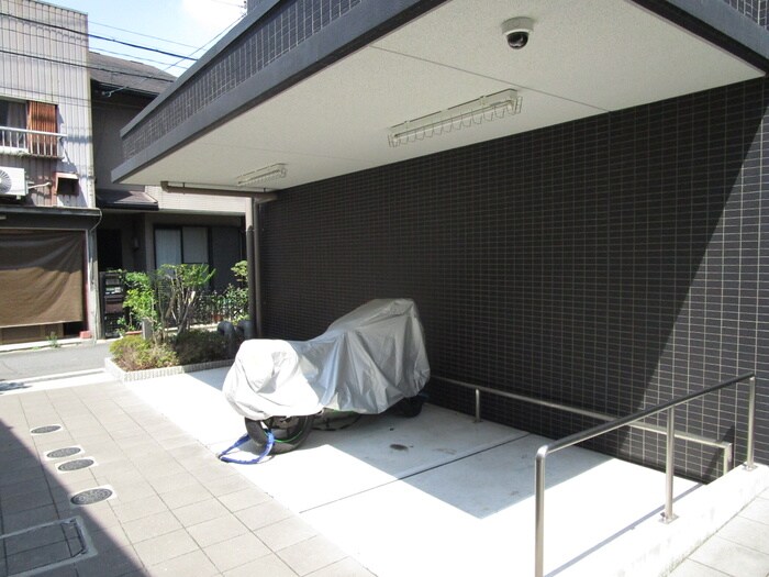 物件外観写真6　(バイク置き場)