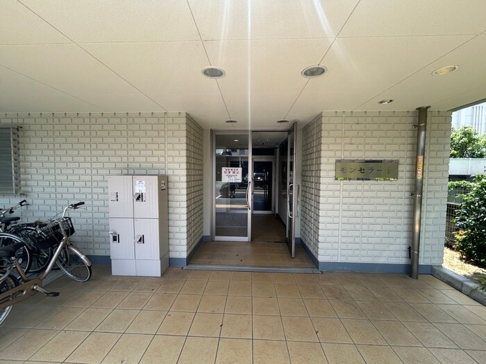 物件外観写真4　(エントランス部分)