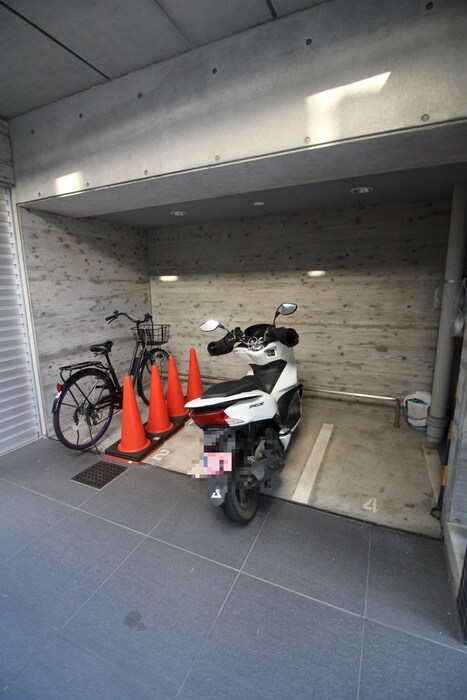 物件外観写真6　(バイク置き場)