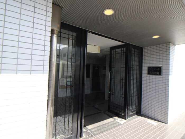 物件外観写真5　(エントランス部分)