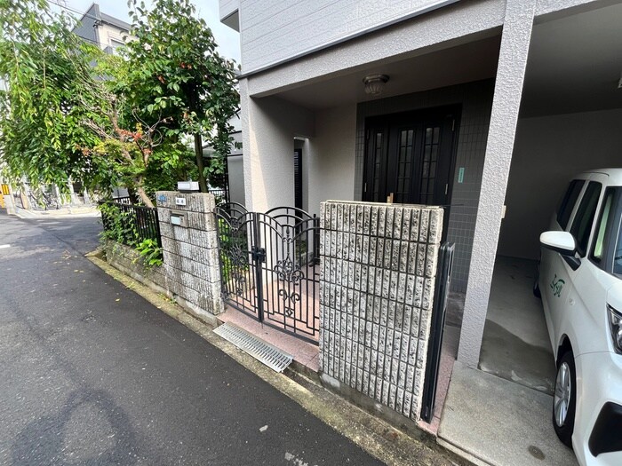 物件外観写真4　(エントランス部分)