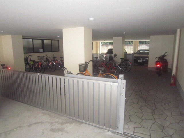 物件外観写真3　(駐輪場)