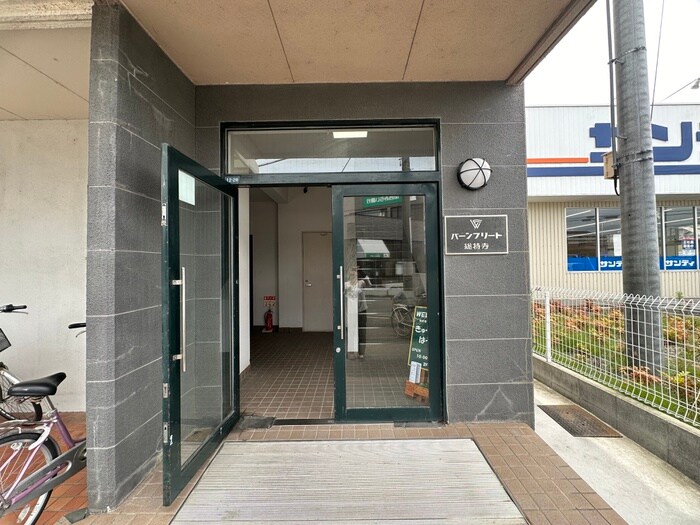 物件外観写真3　(エントランス部分)