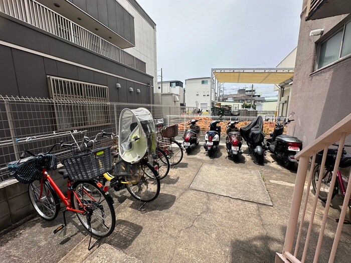 物件外観写真5　(駐輪場)