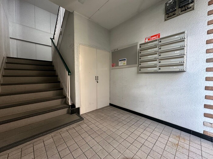 物件外観写真4　(エントランス部分)