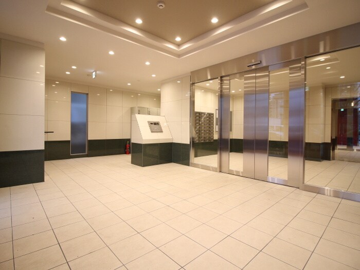 物件外観写真3　(エントランス部分)